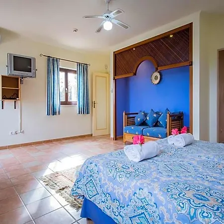 Carvoeiro Sleeps 14 Pool Air Con Wifi * Καρβοέιρο